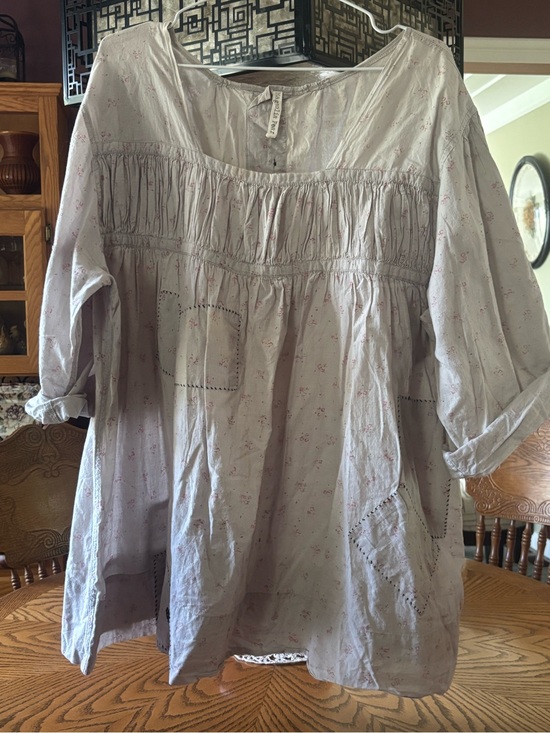 Magnolia Pearl Tops - Magnolia Pearl light grey and pink floral blouse
